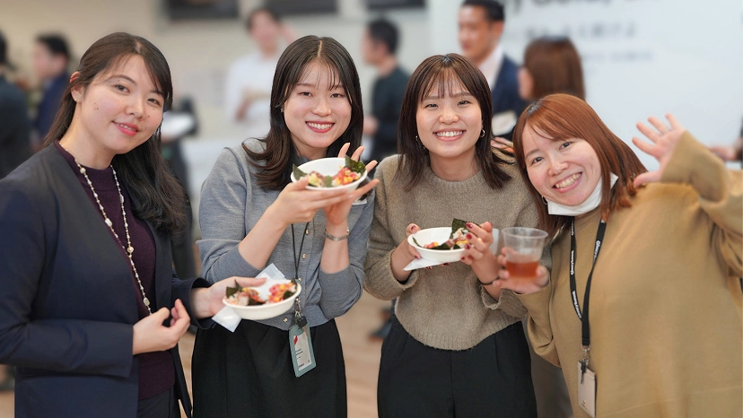 ギブリースナックで交流する社員