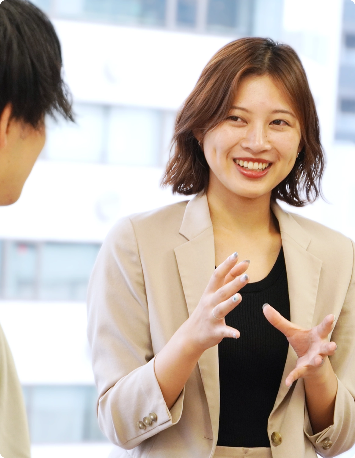笑顔で会話を交わすギブリーの仲間たち